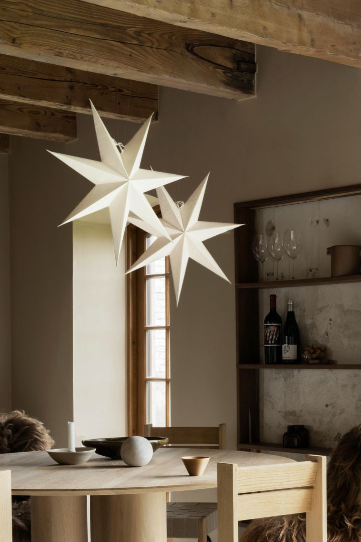 Enkel, minimalistiska adventsstjärnor 2023 i vitt papper från Watt & Veke. 