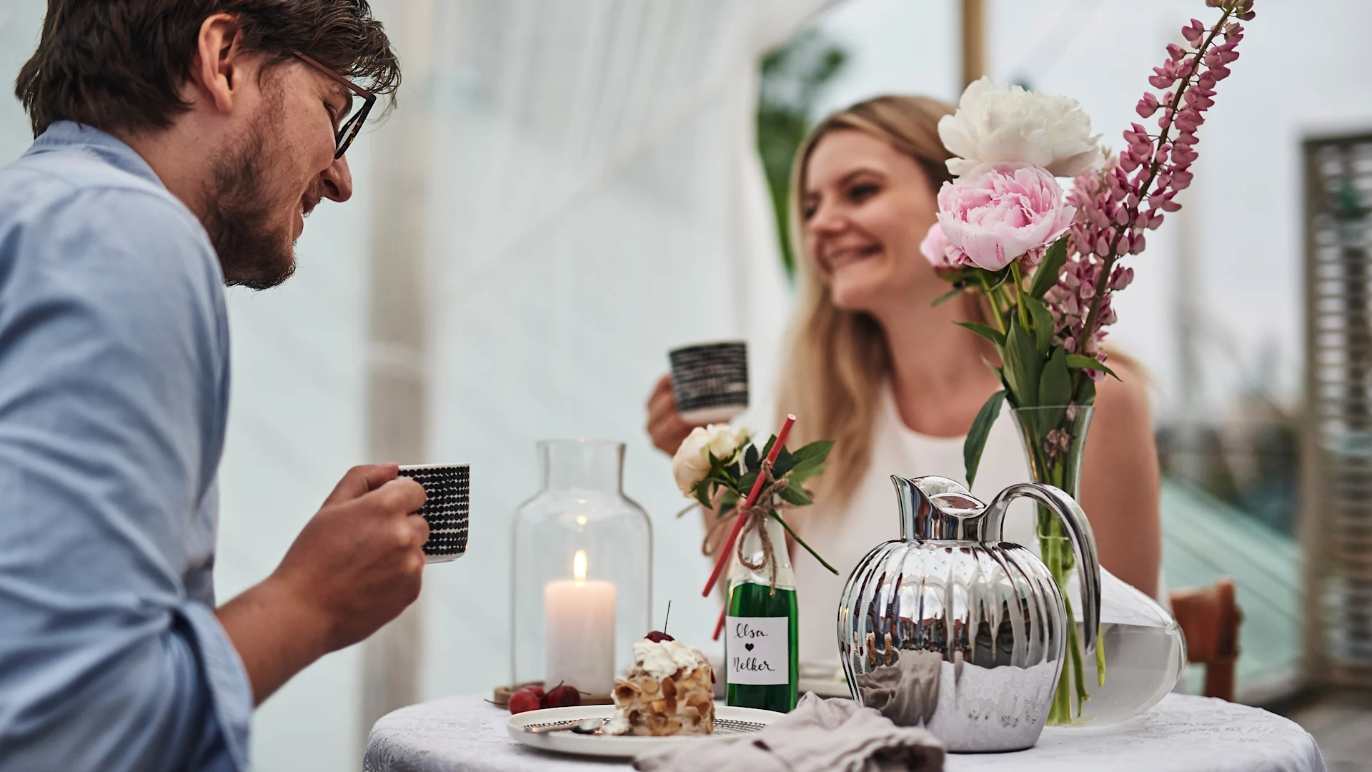 En romantisk kvällsfika för två är uppdukad under baldakinen där det bjuds på dessert och kaffe ur termoskanna från Georg Jensen.