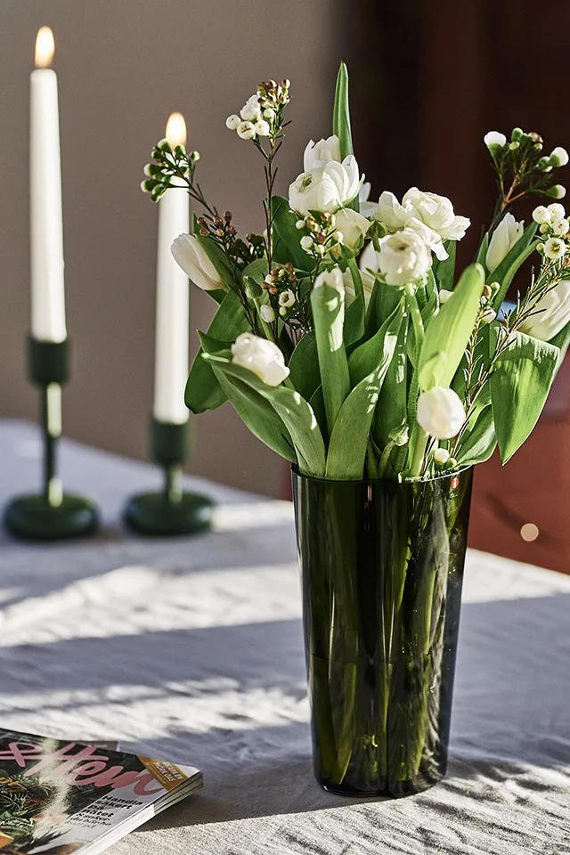 Aalvar Aalto vas i mossgrön från Iittala står på bordet i sann nordisk inredningsstil.