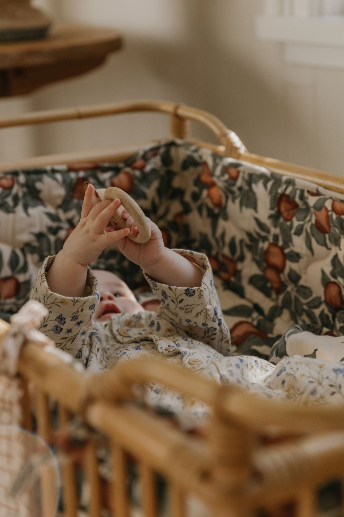 Spjälskyddet Pomme Satin Quilted från Garbo&Friends garanterar säkerhet och komfort för barnet, vilket gör det till en perfekt present till babyshower.