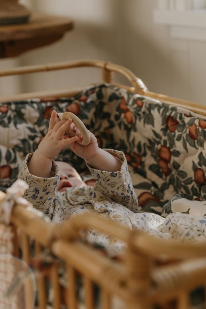 Spjälskyddet Pomme Satin Quilted från Garbo&Friends garanterar säkerhet och komfort för barnet, vilket gör det till en perfekt present till babyshower.