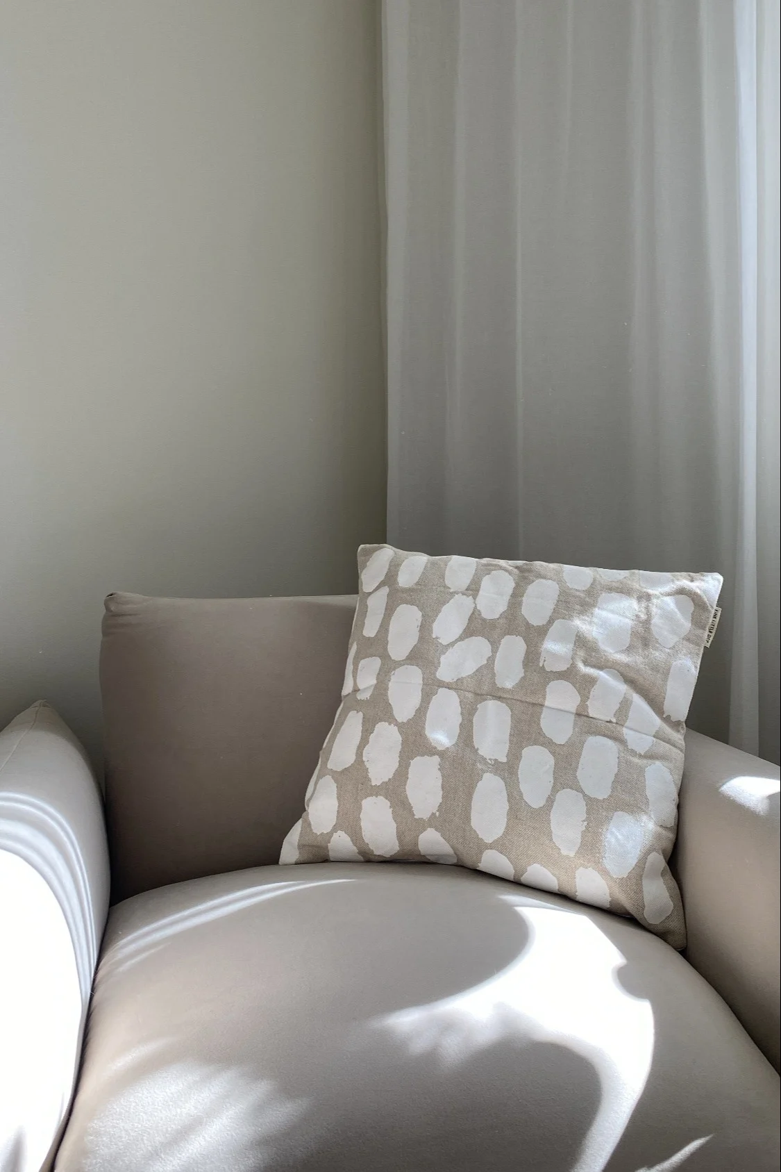 Inreda vardagsrum mysigt med hjälp av en myshörna som hemma hos @idaskvm. Inred med en härlig kudde såsom Dots kudde från Fine Little Day.