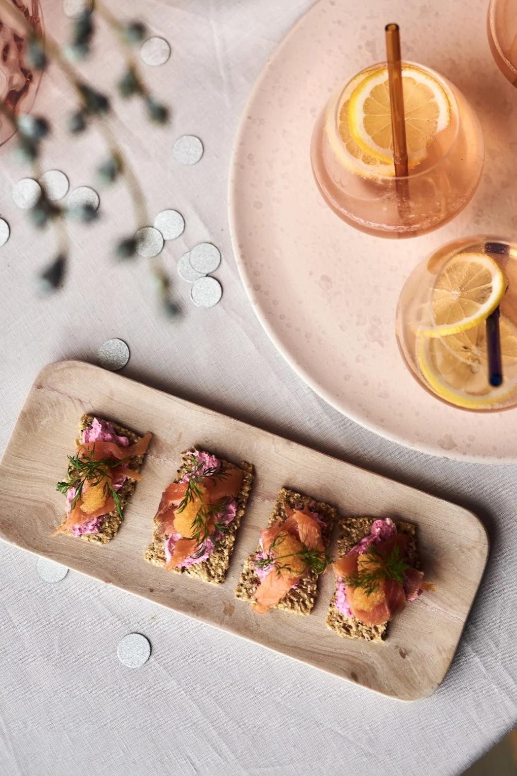 4 goda & enkla förrätter till nyår - här ser du lyxiga snittar med kallrökt lax och rödbetsröra på HK Living rosa marmorbricka.