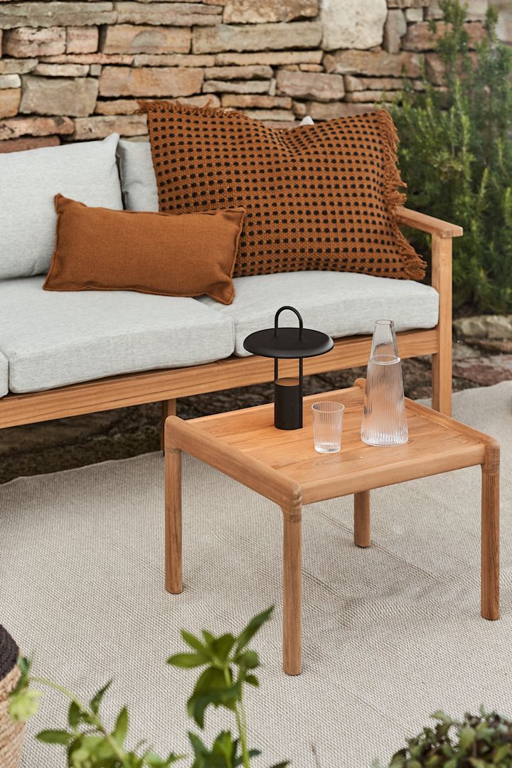 Jack outdoor bord och soffa i teak från varumärket Ethnicraft.