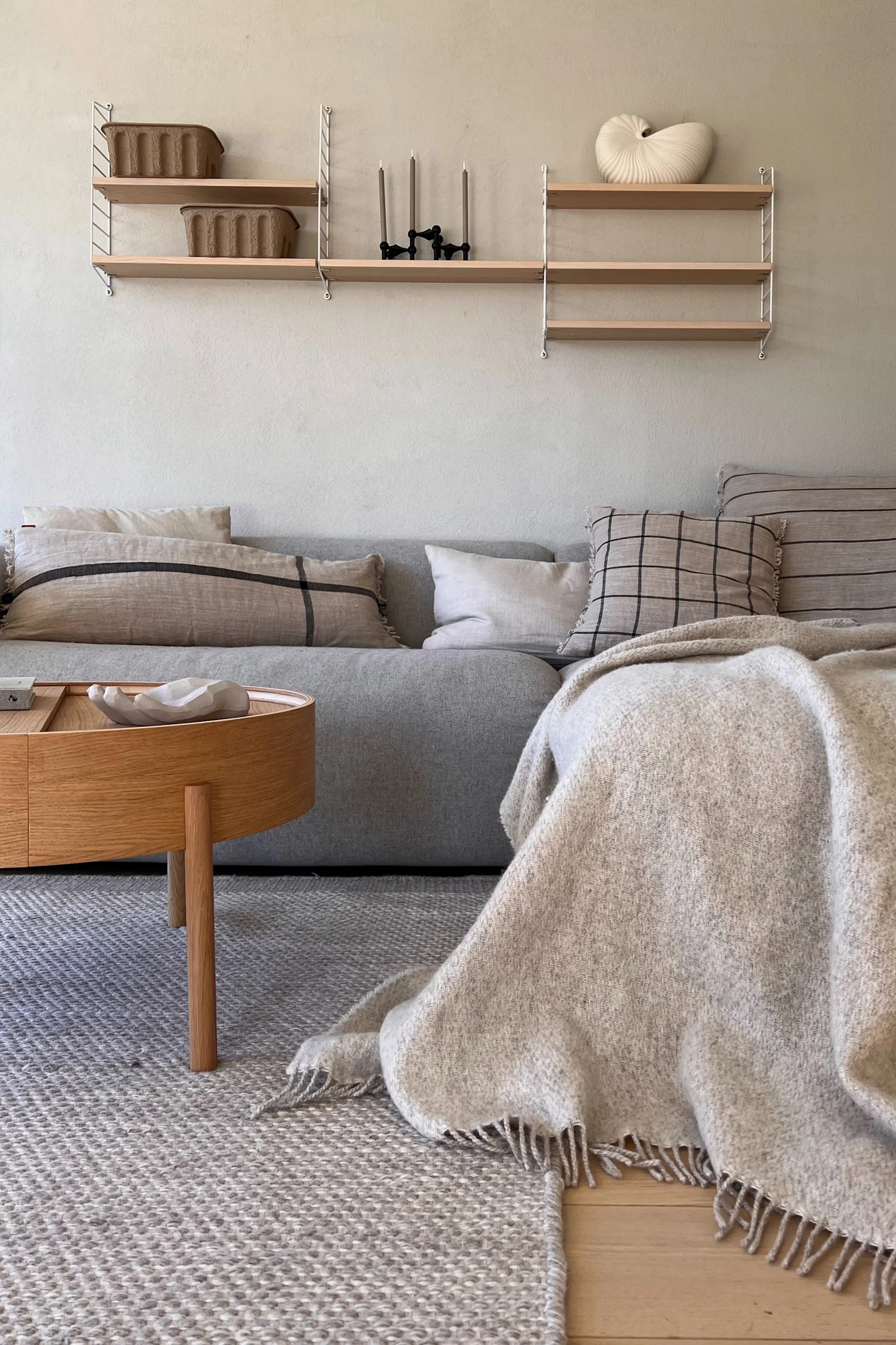 Skapa ett feng shui-vardagsrum genom att hålla ordning och reda med ferm LIVING förvaringslådor och en String-hylla - som här hemma hos @zuhauselig.