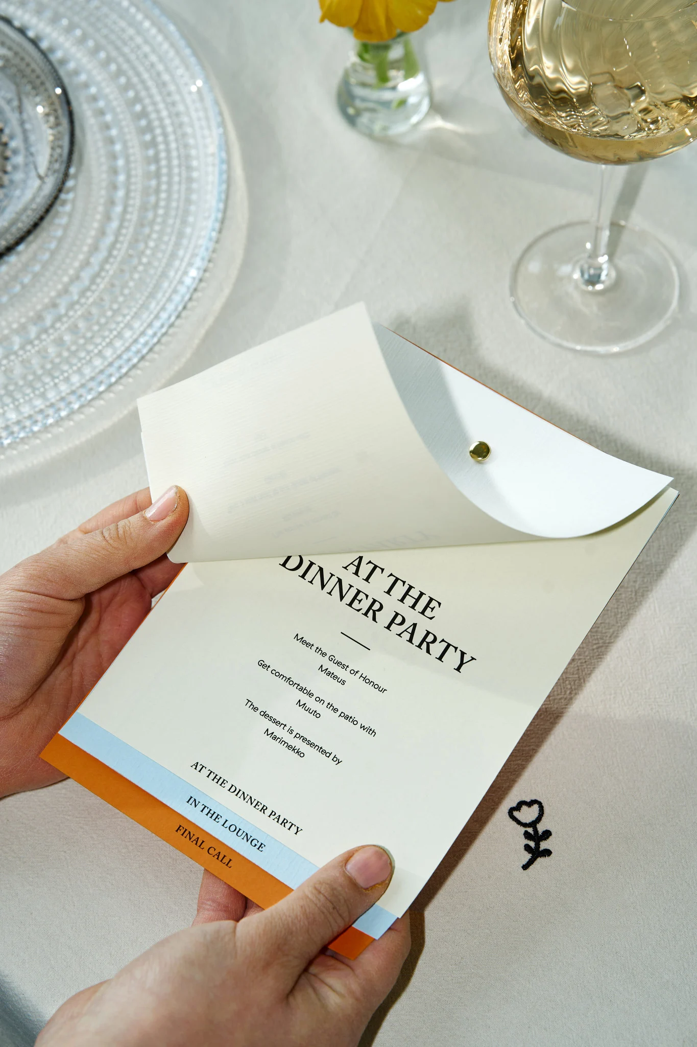 Upptäck hur man anordnar en fest här ser du ett par händer som håller ett kort som markerar schemat för festen.