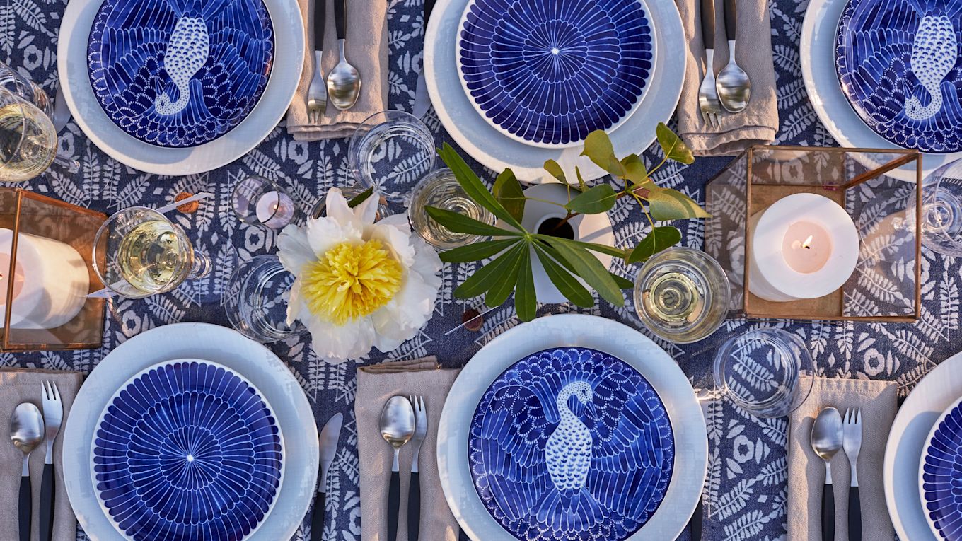 En sommardukning med Emma von Brömssens blåvita porslin Selma och besticken Focus de Luxe från Gense för en bohemisk look. 