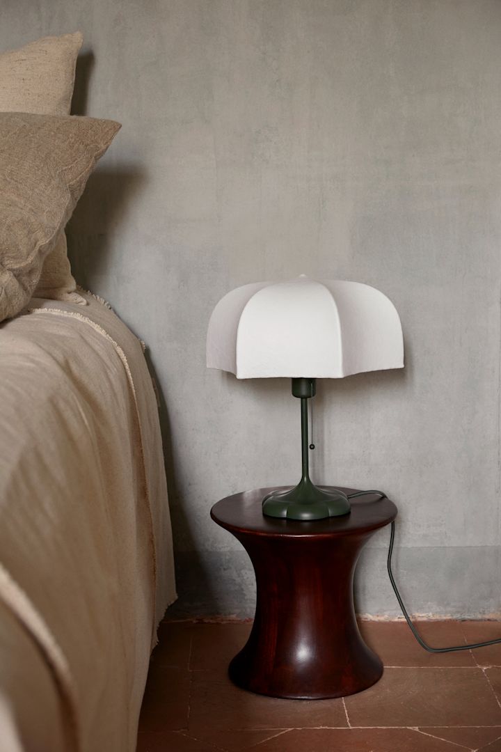 Poem bordslampa från HAY är en vacker bordslampa med stor, vit skärm och grön lampfot. Lampan är perfekt som sovrumslampa och fungerar utmärkt som stämningsbelysning vid sängbordet.