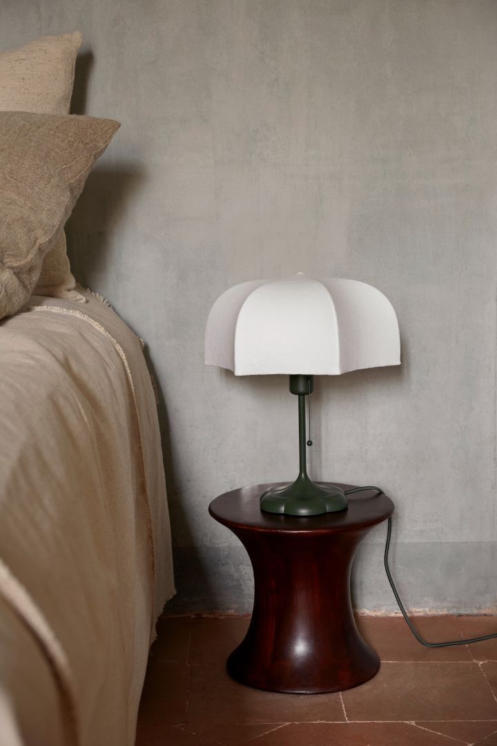 Poem bordslampa från HAY är en vacker bordslampa med stor, vit skärm och grön lampfot. Lampan är perfekt som sovrumslampa och fungerar utmärkt som stämningsbelysning vid sängbordet.