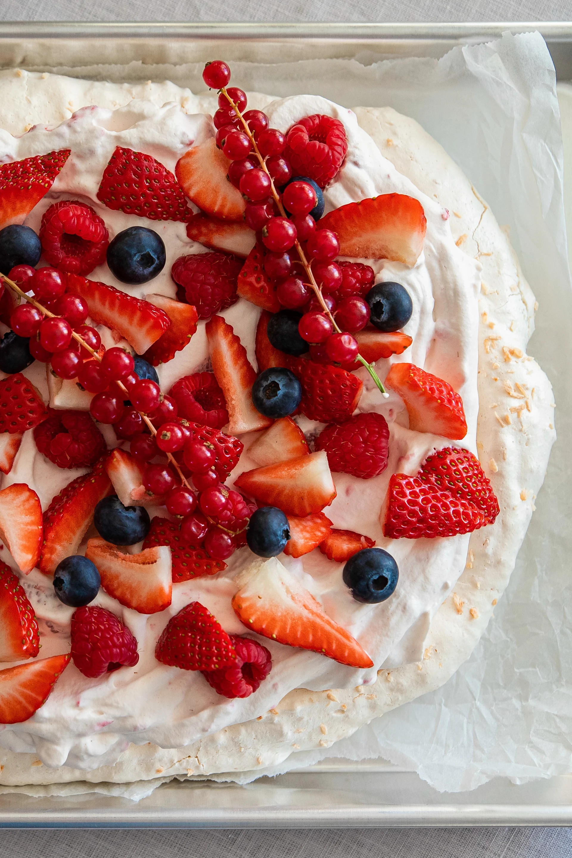 Baka en god marängtårta med hjälp av Baka med Fridas enkla påskrecept. Garnera din påsktårta med färska bär så som blåbär, hallon, röda vinbär och jordgubbar.