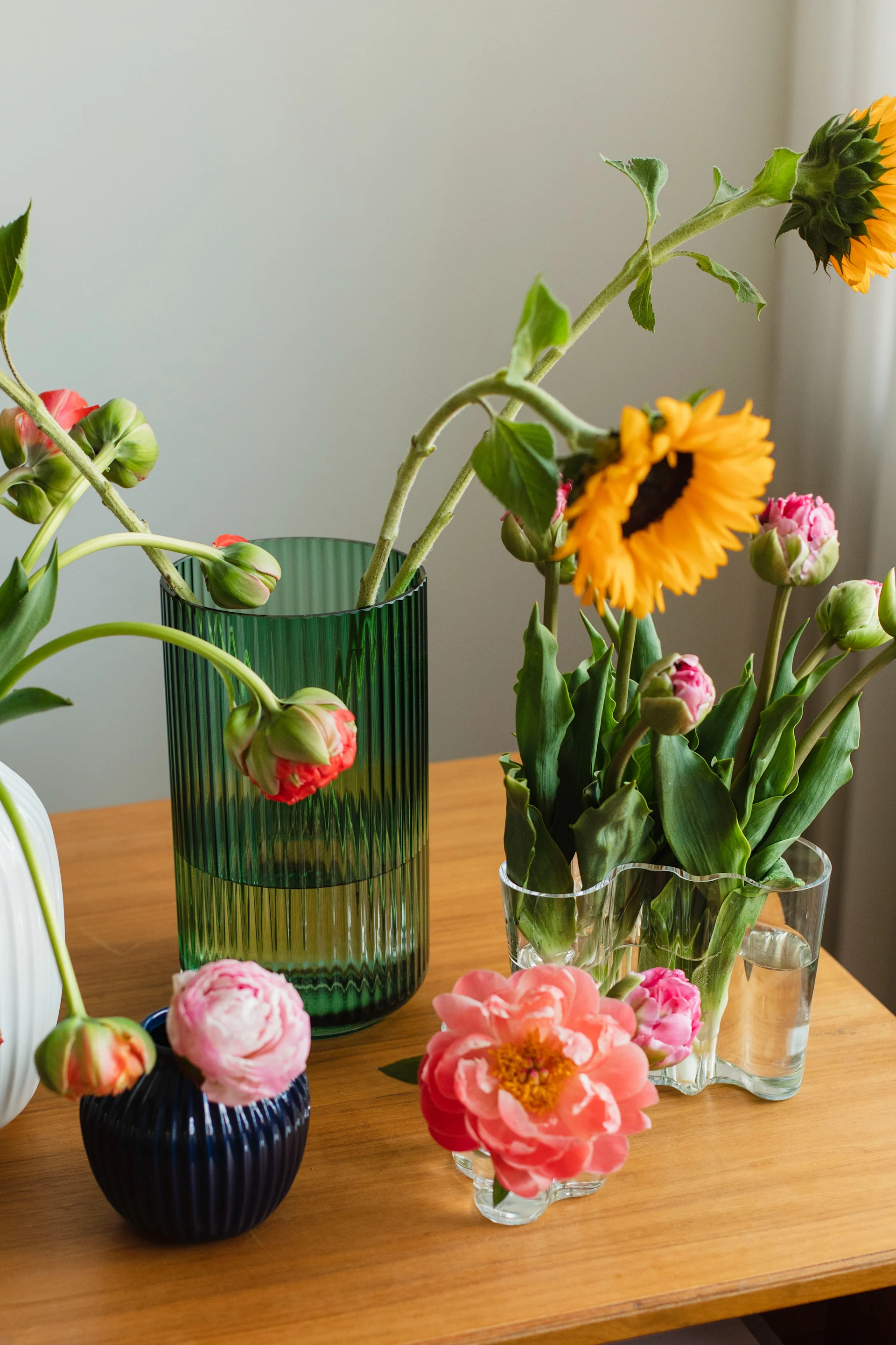 Tidlösa designklassikerna Alvar Aalto vas gåvoset från Iittala, Lyngby grön vas från Lyngby Porcelaen, Hammershøi blå vas från Kähler hemma hos Ebba Kleberg von Sydow.