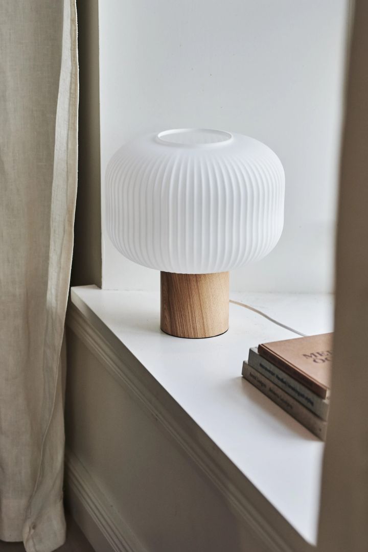 Fair bordslampa från Scandi Living är den perfekta fönsterlampan till sovrummet. Sovrumsbelysning kan med fördel spridas ut och en fönsterlampa kompletterar dagsljuset och lyser upp stämningsfullt när det är mörkt.