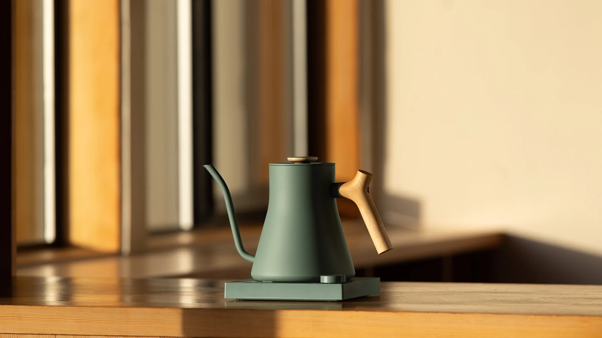 Glas, tallrikar och skålar från Iittala i vackert dagsljus står på bordet. 