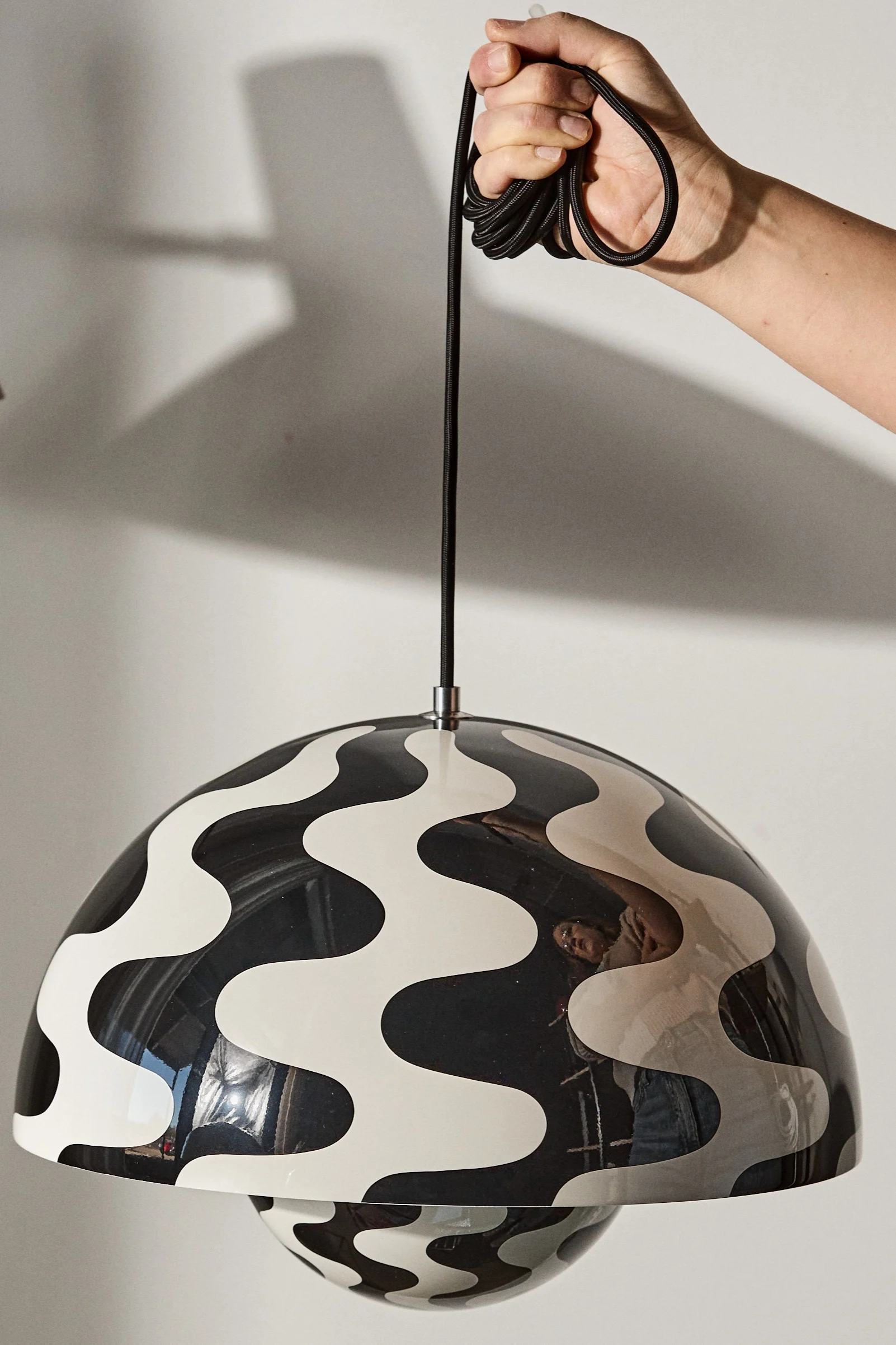 Mönster på taklampa till vardagsrum kan vara ett roligt sätt att inreda och ljussätta vardagsrummet med. här Flowerpot VP7 taklampa i svart-vit-mönstrat.