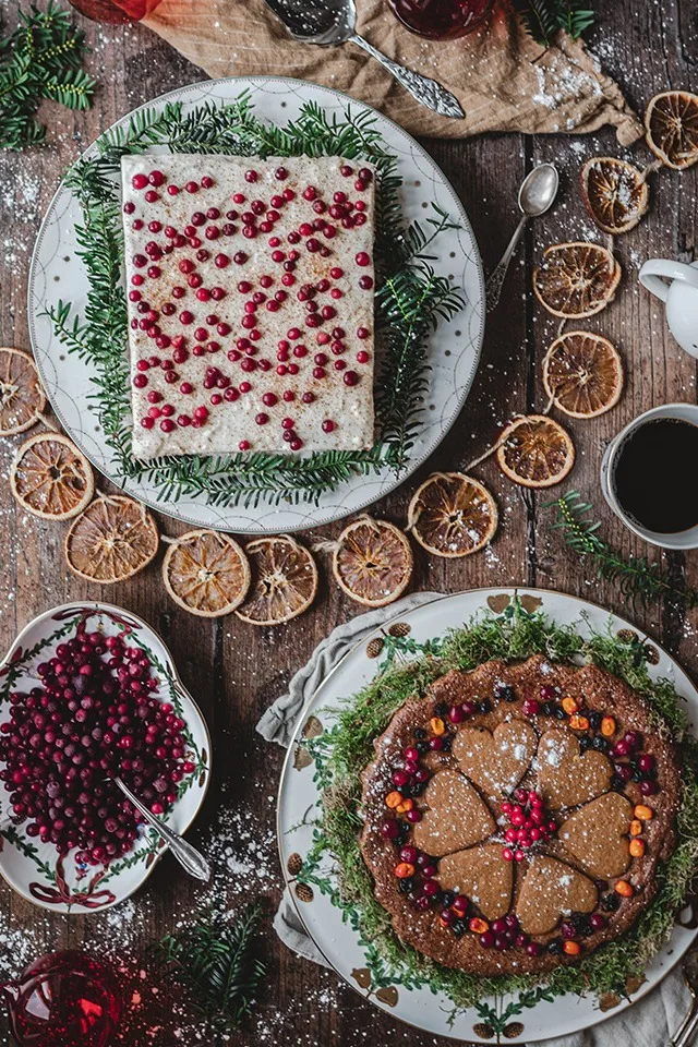 Julfika på vackert julporslin hemma hos Hannes Mauritzson.