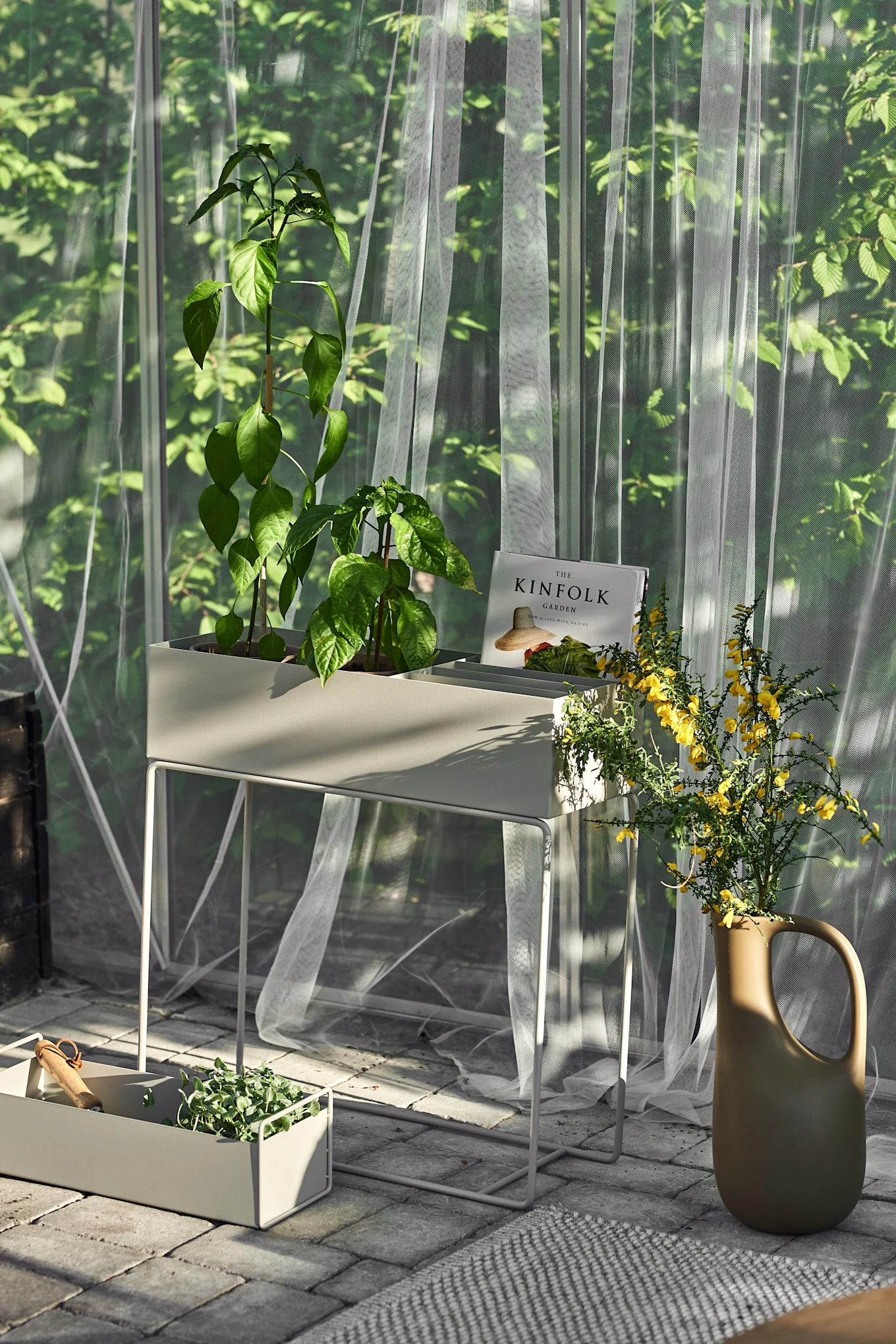 Skapa en mysig uteplats genom att inreda den med snygga och praktiska Plant Box från ferm LIVING för dina växter och krukor eller till förvaring.