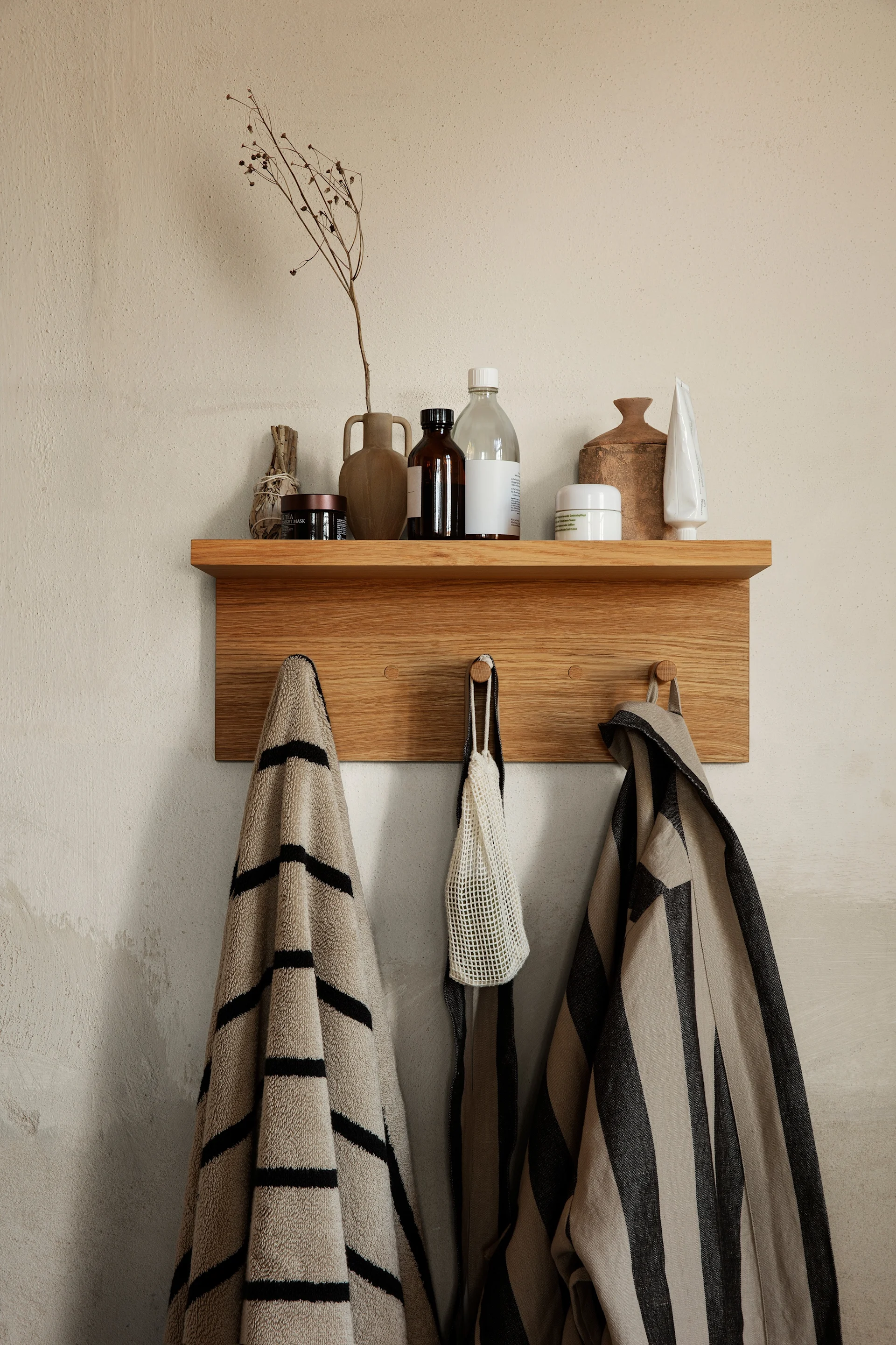 Praktiska Place Rack knopplist hylla från ferm LIVING är en perfekt multifunktionell hylla att inreda litet badrum med.