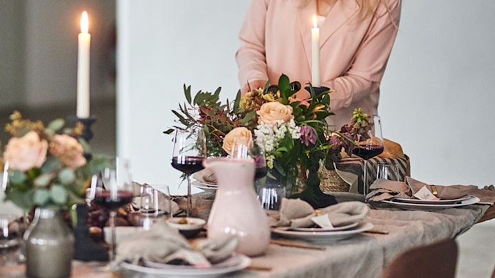 En vårlik festdukning i sala pasteller som rosa och aprikos som ledigt balanserar mellan rustikt och elegant. 