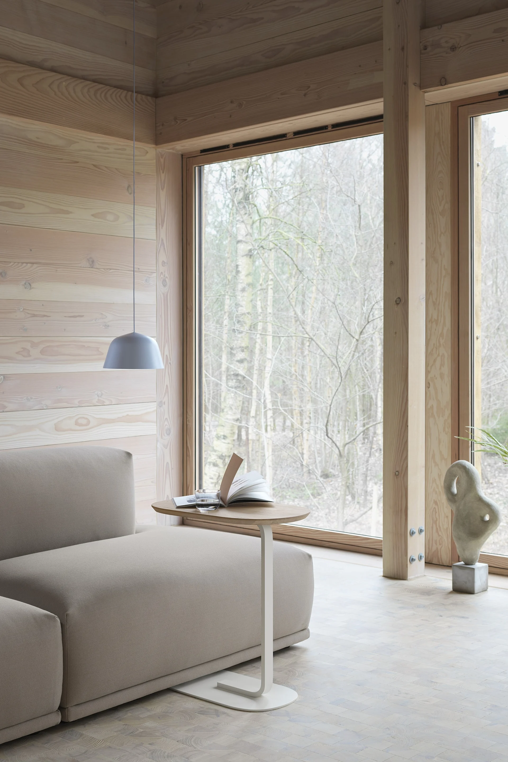 Minimalistiska och tidlösa Relate sidobord i ek och vitt från Muuto är tips på snygga sidobord att inreda hemmet med.