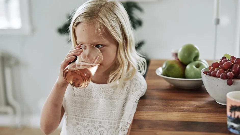 Saften avnjuts ut Design Letters dricksglas mellan springet.