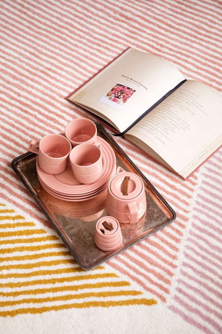 Det rosa porslinet Lines, här i mugg och sockerskål, samt randiga rosa mattan från NJRD är framtida klassiker enligt Ebba von Sydow. 