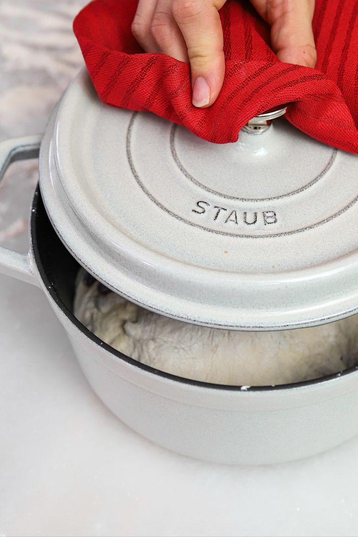 Staub gryta i beige färg - ett perfekt komplement till köket. 