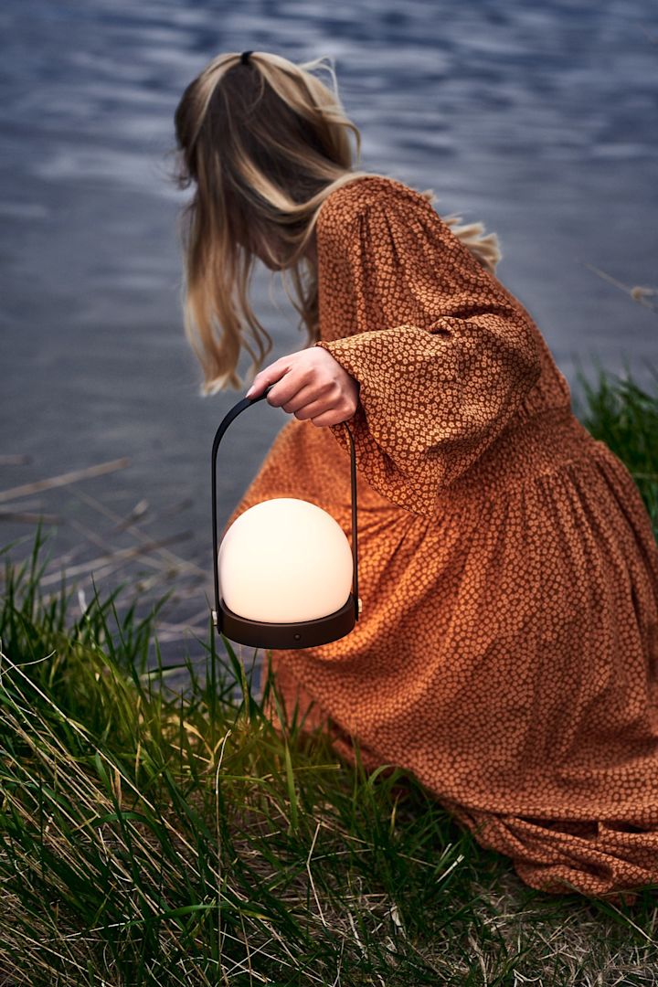 En LED ljuslykta från Menu är bra att ha på en Glamping när mörkret faller. 