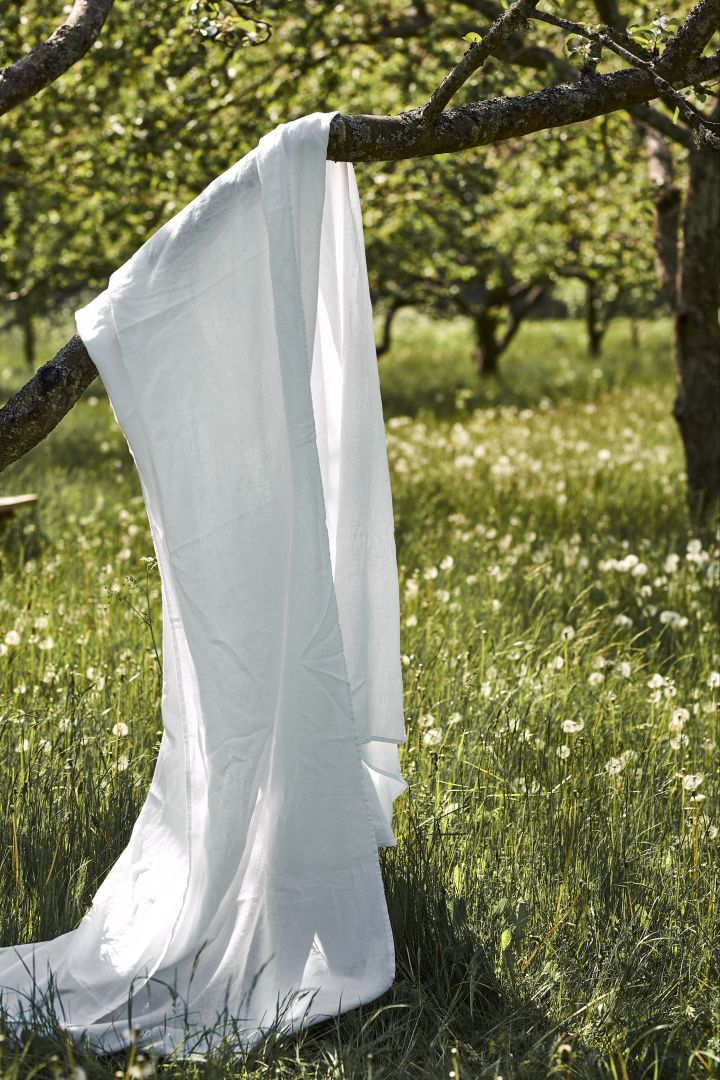 Skapa en sommardukning i trädgården i sommar med en härlig vit linneduk från Scandi Living som bas.