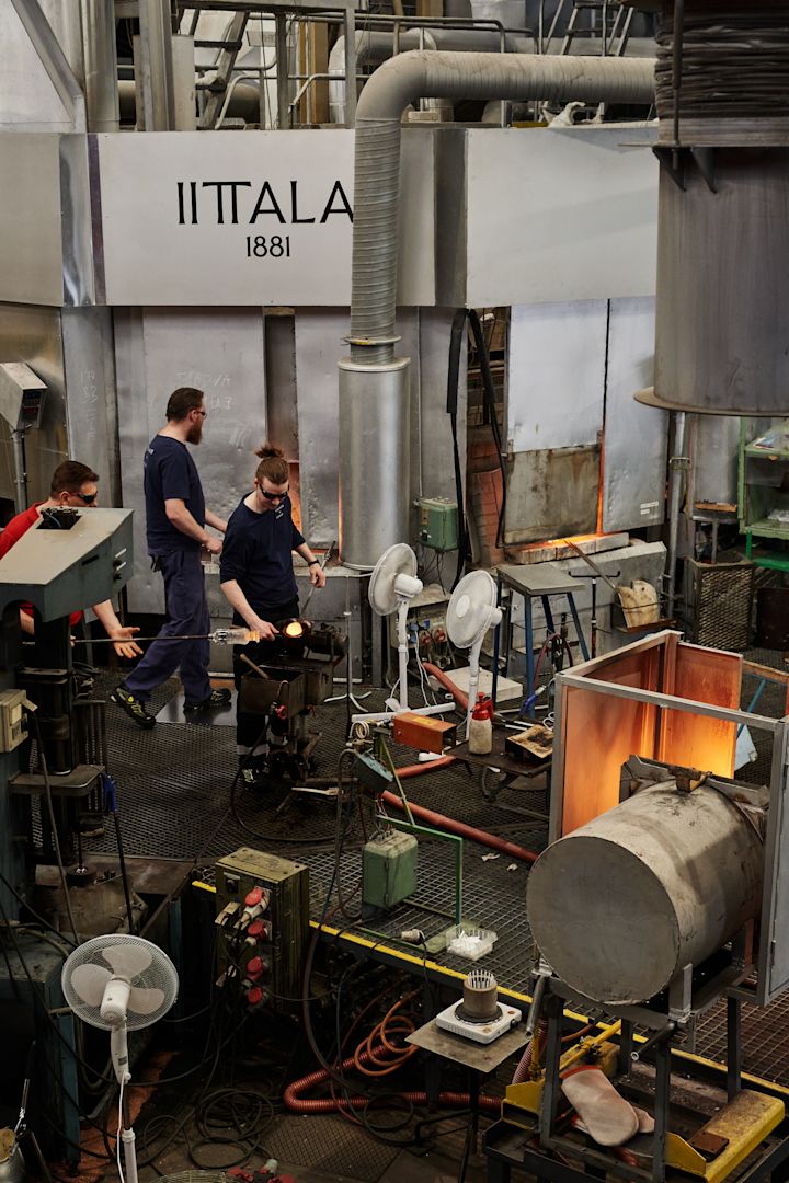 Produktion i Iittalas glasfabrik, där hantverkare blåser glas. 