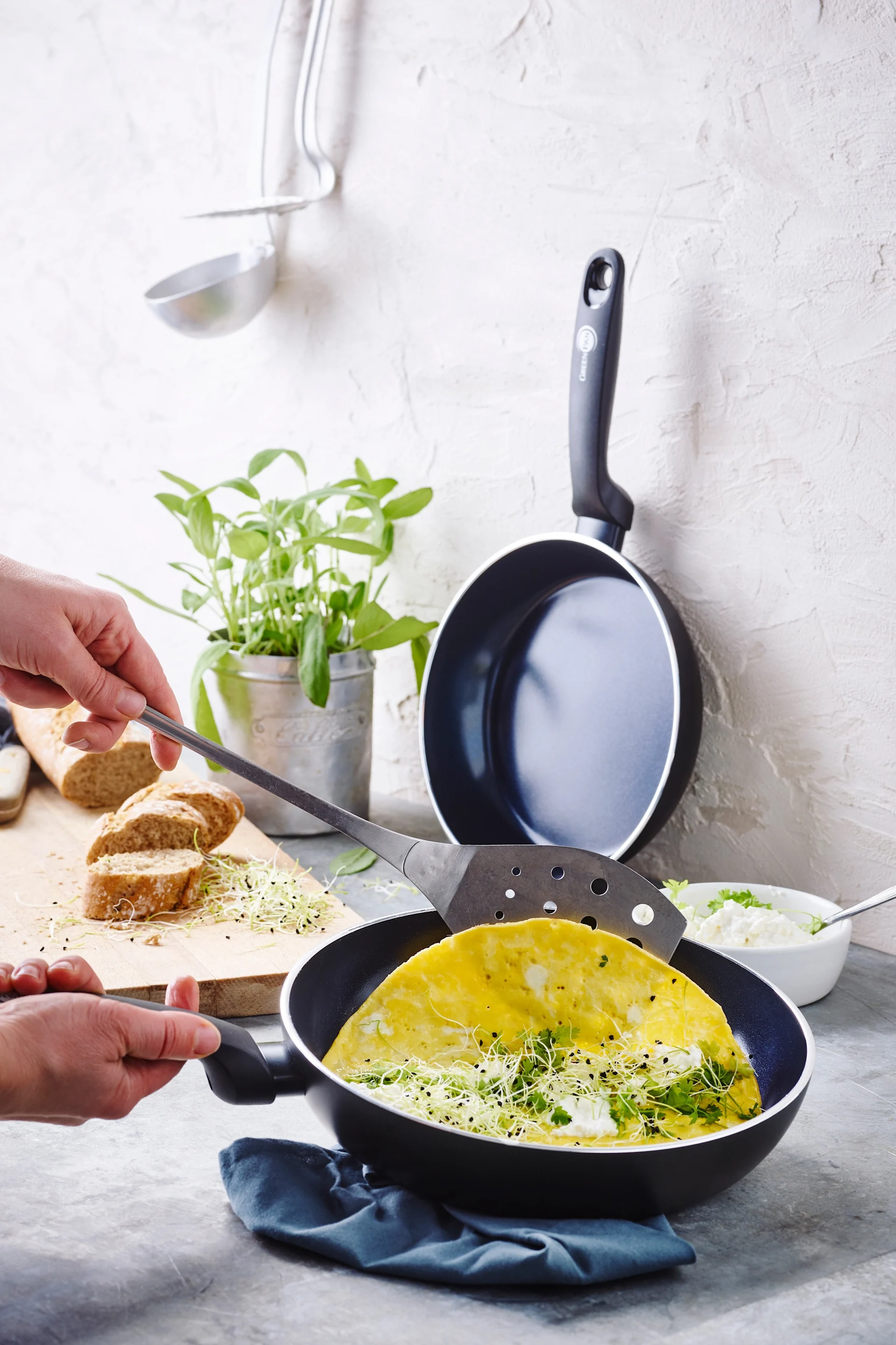En omelett görs i det non-stickbelagda Torino-pannsetet från GreenPan.