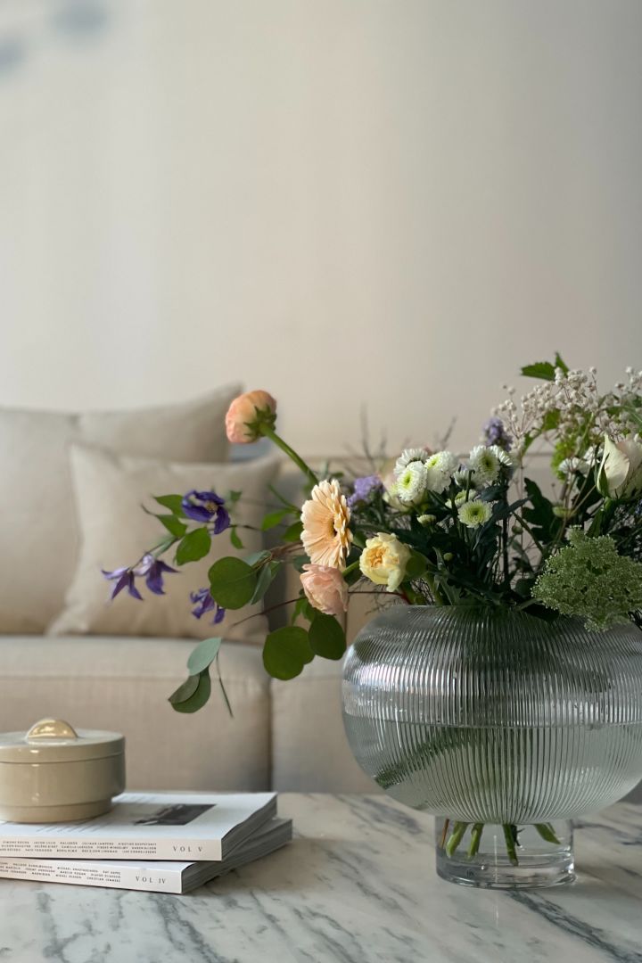 Influencern @homebynicky har gjort ”What I bought” vs ”How I styled it” och har stylat vardagsrummet med Sphere vas från By On som Nicky fyllt med våriga blommor.