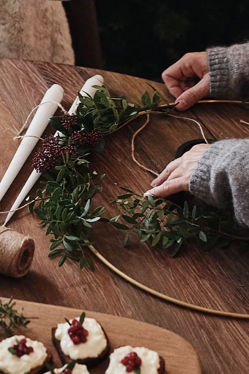 Binda julkrans är enkelt tips för julpyssel när en rund ljusstake används som stomme som POV från Menu.