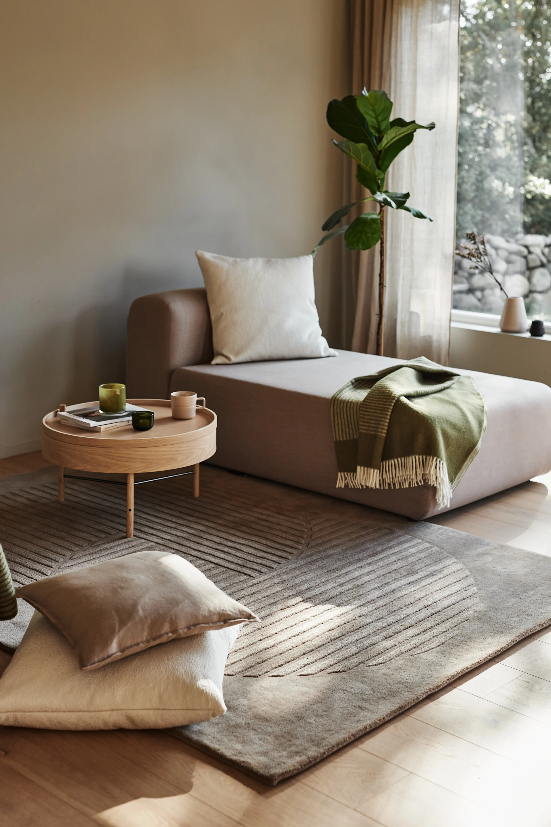 Skapa ett feng shui-vardagsrum genom att inreda socialt med hjälp av att skapa fler sittplatser med golvkuddar och fåtölj från ferm LIVING.