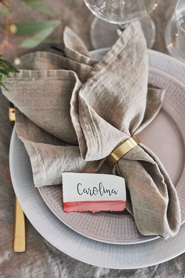 Personliga placeringskort målade med lite akvarellfärg är fint till bröllop eller fest.