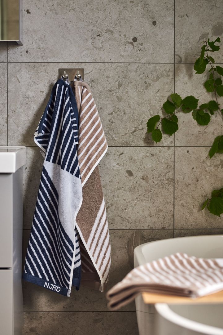 Skapa ett hemmaspa i badrummet genom att inreda med Stripes mjuka handdukar från NJRD i beigt och blått för avkopplande stunder.