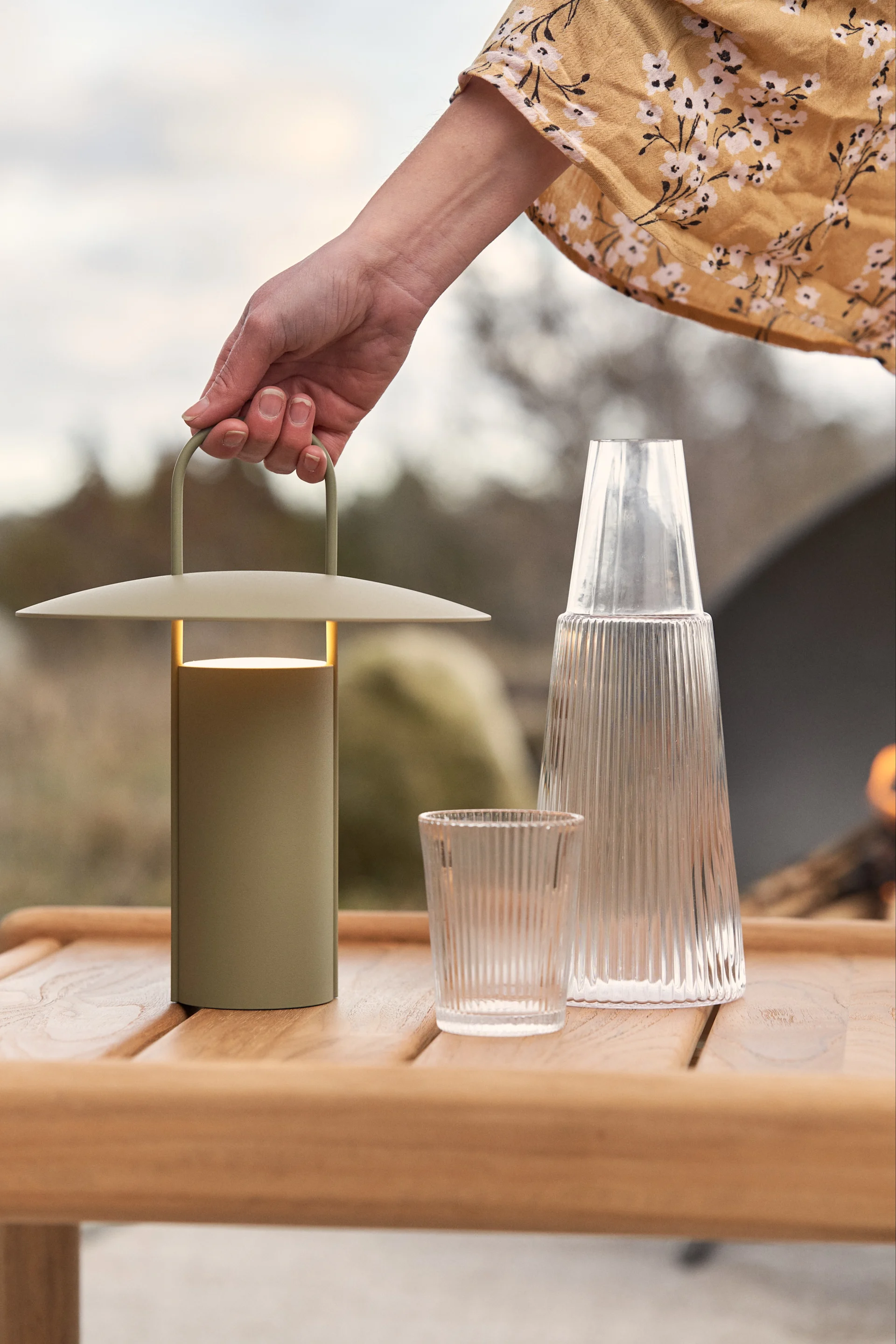 Lysande balkonginspo i form av den portabla lampan Ray från Audo Copenhagen, en ljusgrön lampa med modern design som du kan ställa på balkongen när du vill lysa upp sommarkvällarna lite extra.