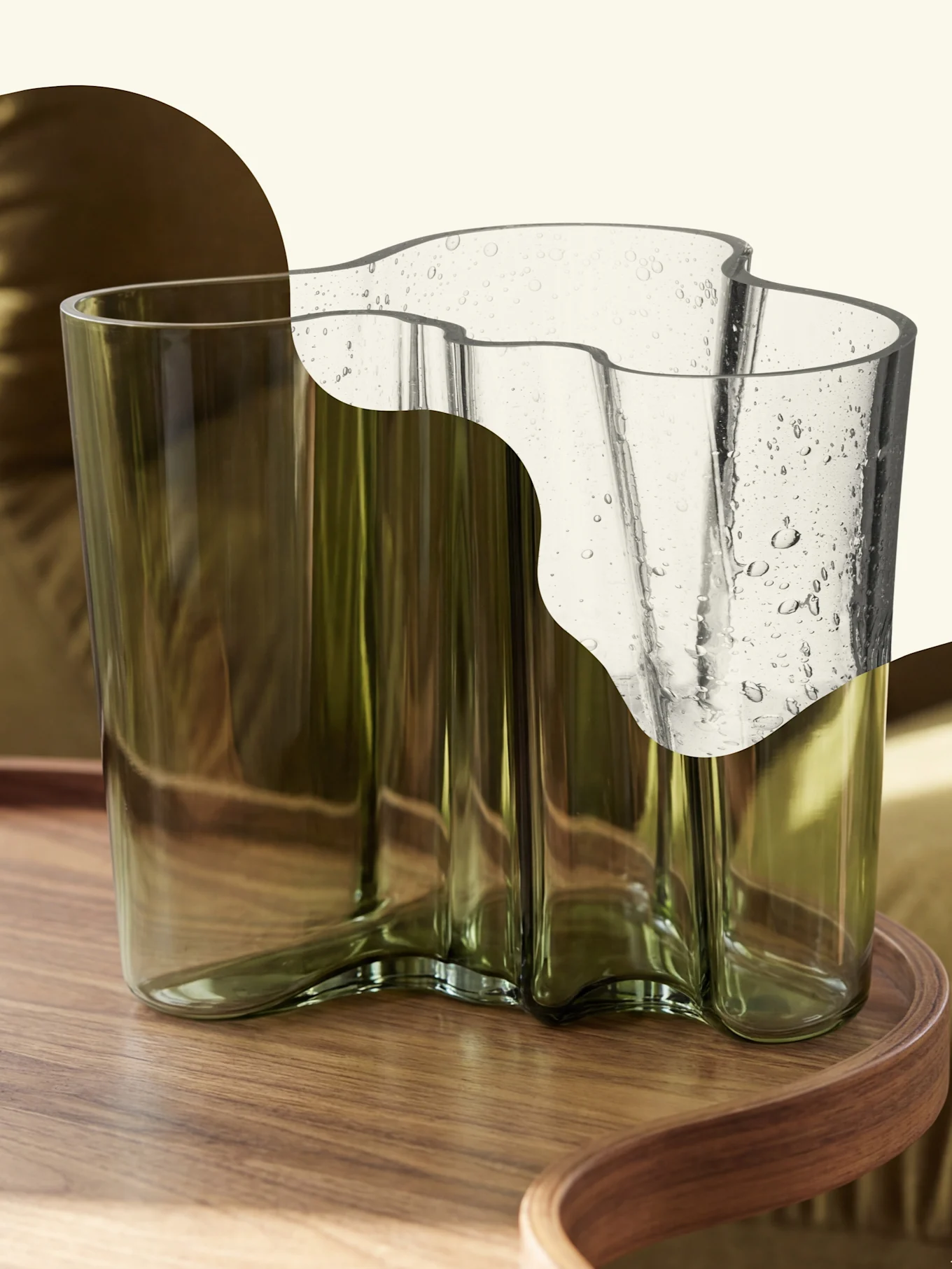 En delad bild av en vågig glasvas; vänster sida är gröntonad, och höger sida är klar med vattendroppar.