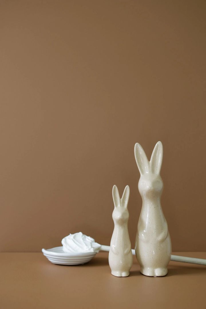 Stilren påskinredning är exempelvis Swedish Rabbit från DBKD ett bra exempel på, här i färgen vanilla.