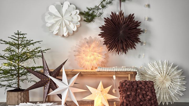 Årets adventsstjärnor från Watt & Veke, Star Trading och Scandi Living i vitt och brunt. 