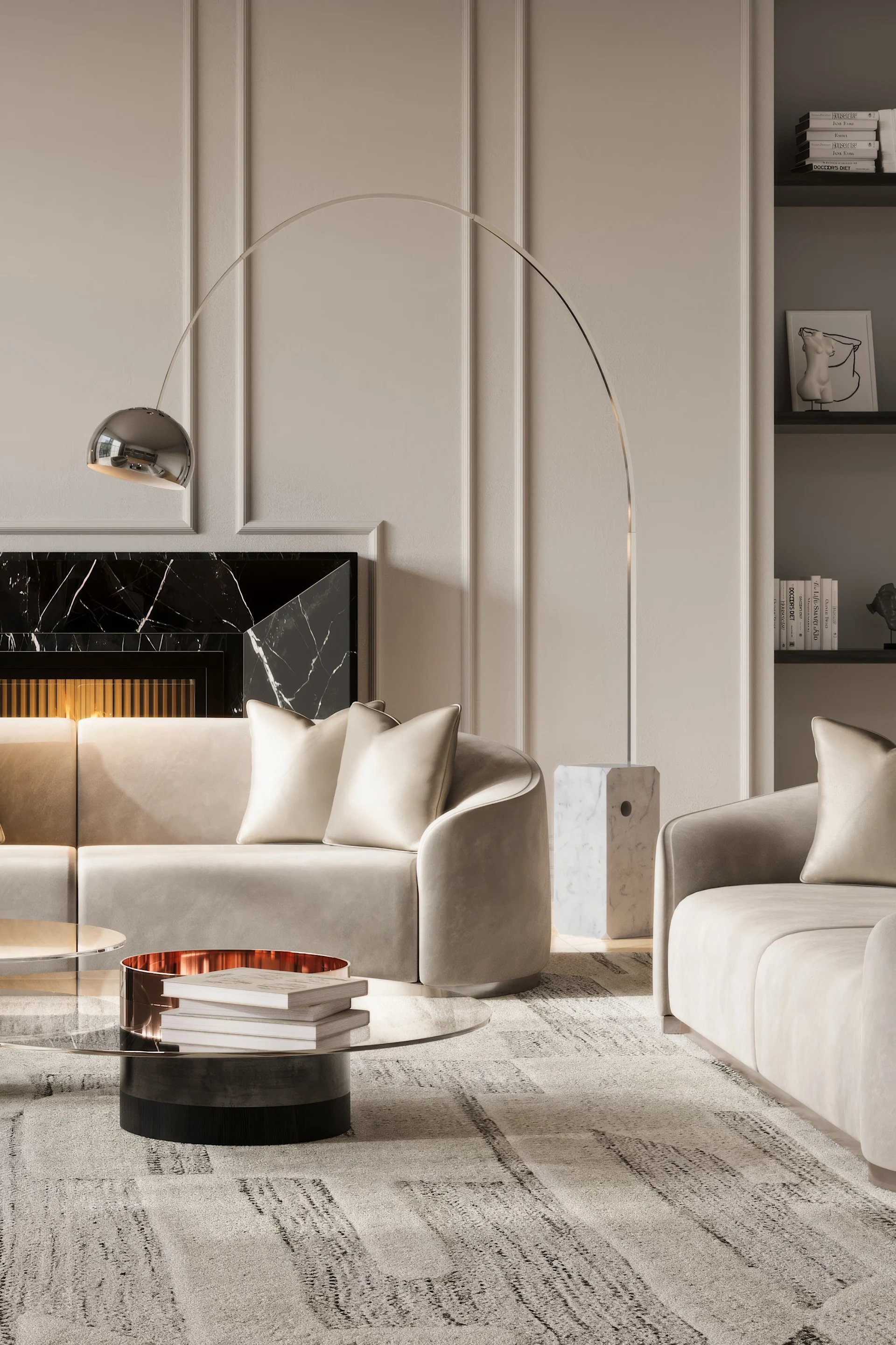 Ett ljust vardagsrum där en Arco golvlampa hänger som i en båge över soffan. Lampan tillhör en klassisk designlampa.