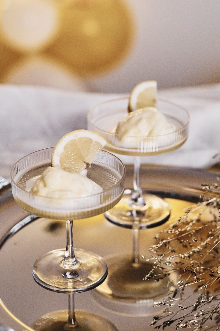 Enkelt recept på nyårsdrink med bubbel och citronsorbet serverat i kupat räfflat champagneglas. 