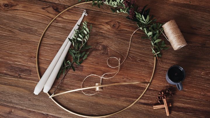 Runda ljusstaken POV används som stomme för att binda en vacker och enkel julkrans med pistagekvistar och röda blommor. 