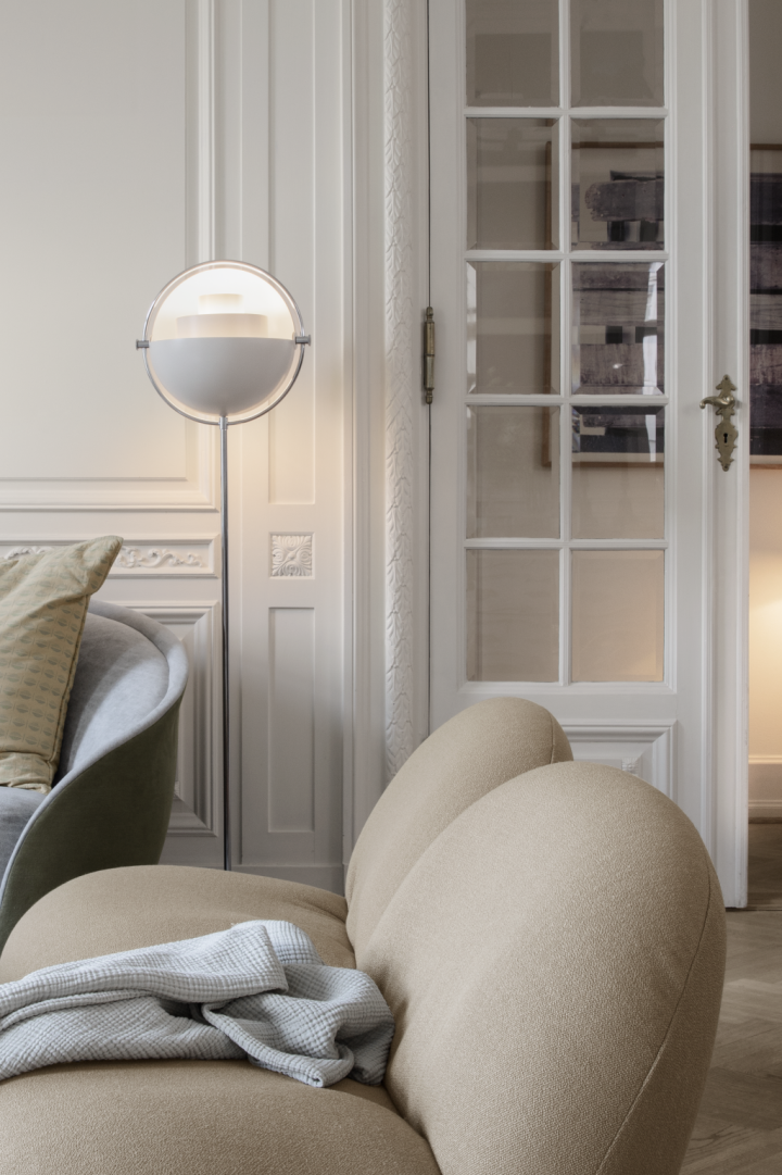 Förnya ditt hem med trendiga lampor - här ser du runda Multi-Lite golvlampa från Gubi i vitt.