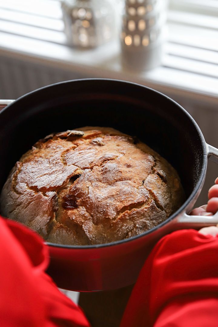 Baka med Fridas tips på enkla julrecept är grytbröd som går enkelt att göra i Staub gryta för att få en krispig finish. Foto: Frida Skattberg