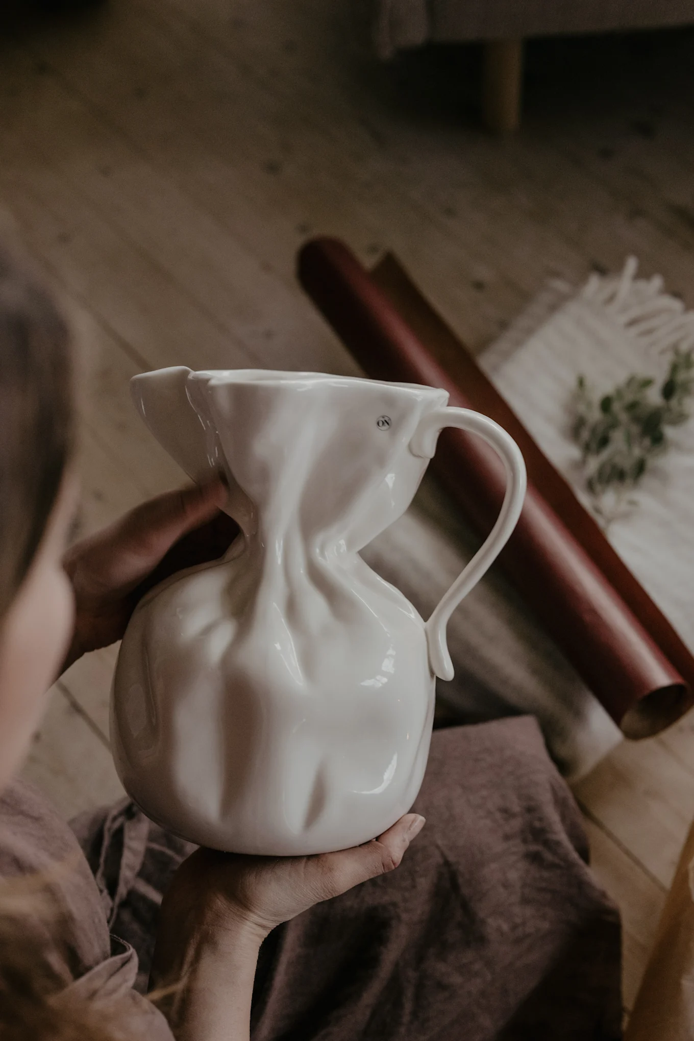 Ge bort Byon kanna i julklapp och pynta paketet med torkade blad som enkelt DIY julpyssel för vuxna och barn. Foto: Johanna Berglund @snickargladjen