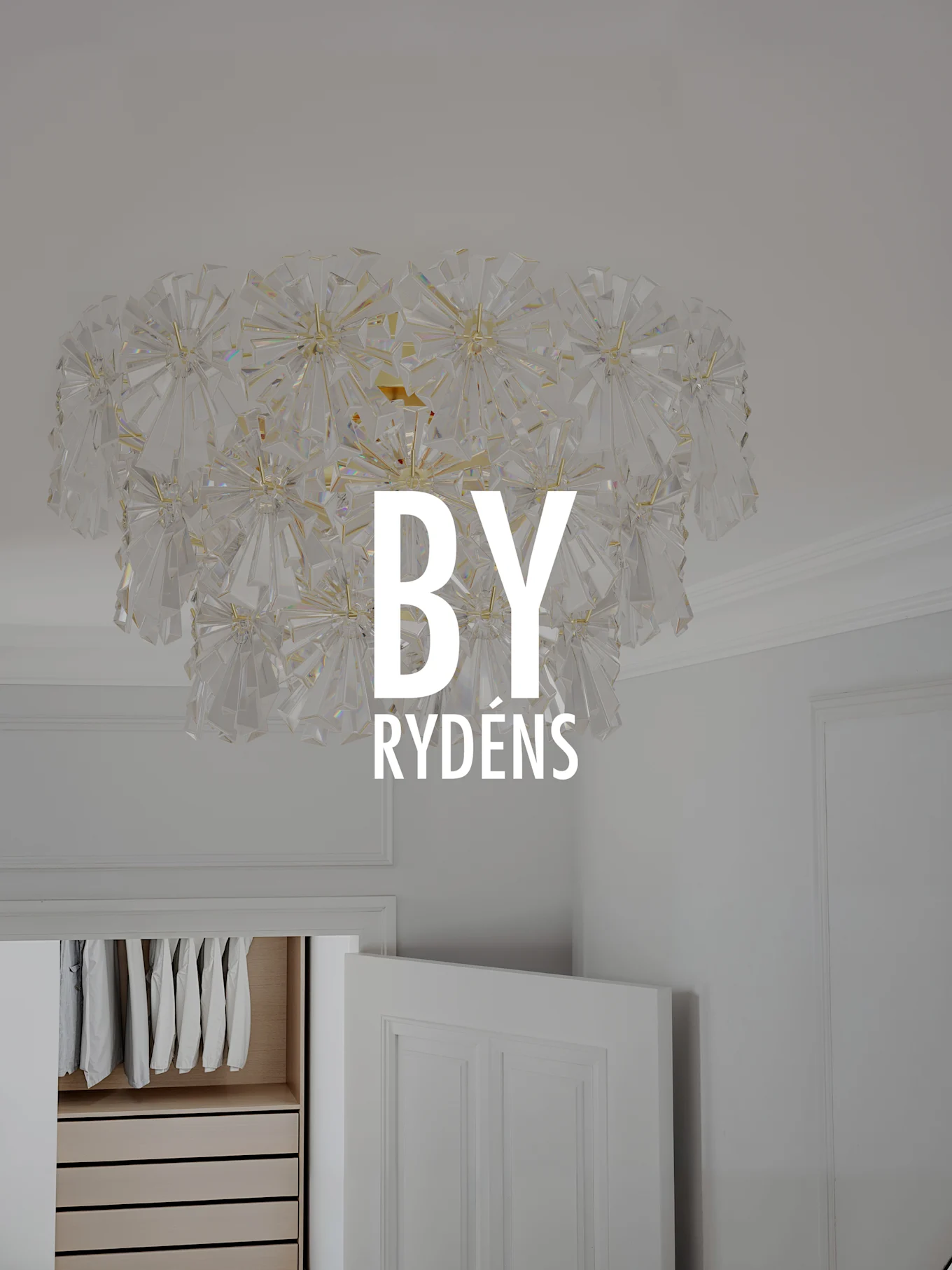Stor, utsmyckad kristall taklampa med klara fasetterade bitar som bildar en taggig, stjärnformad design.