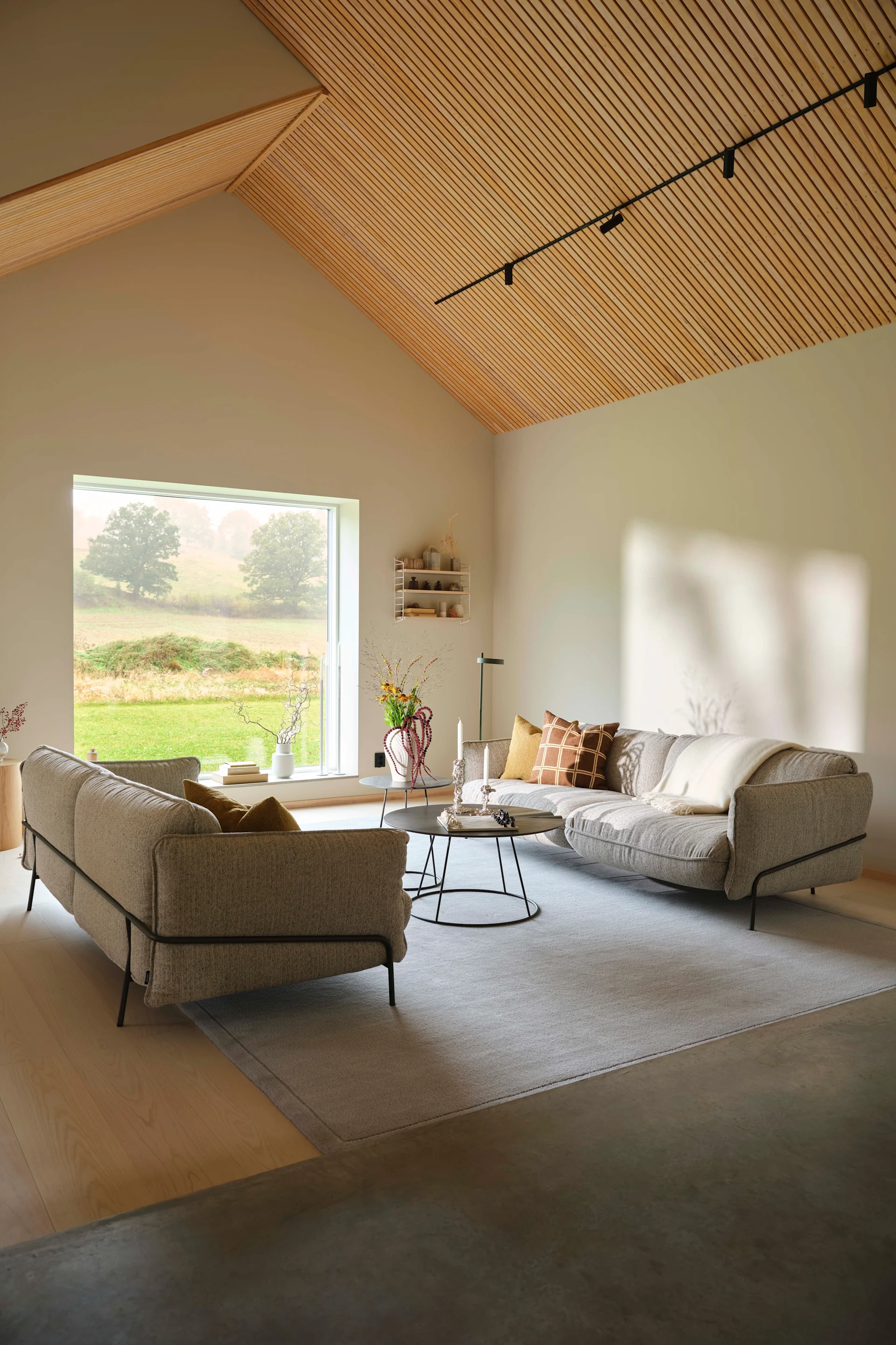  Grå ullpläd från Scandi Living skapar en ombonad matplats inredd i sann skandinavisk stil. 