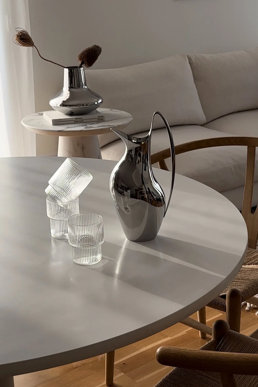 Influencern Helena Jonsson @helenas.hem har inrett med minimalistisk inredning i hemmet där kromdetaljer och räfflat glas ger ett unikt intryck av retro-vibbar.