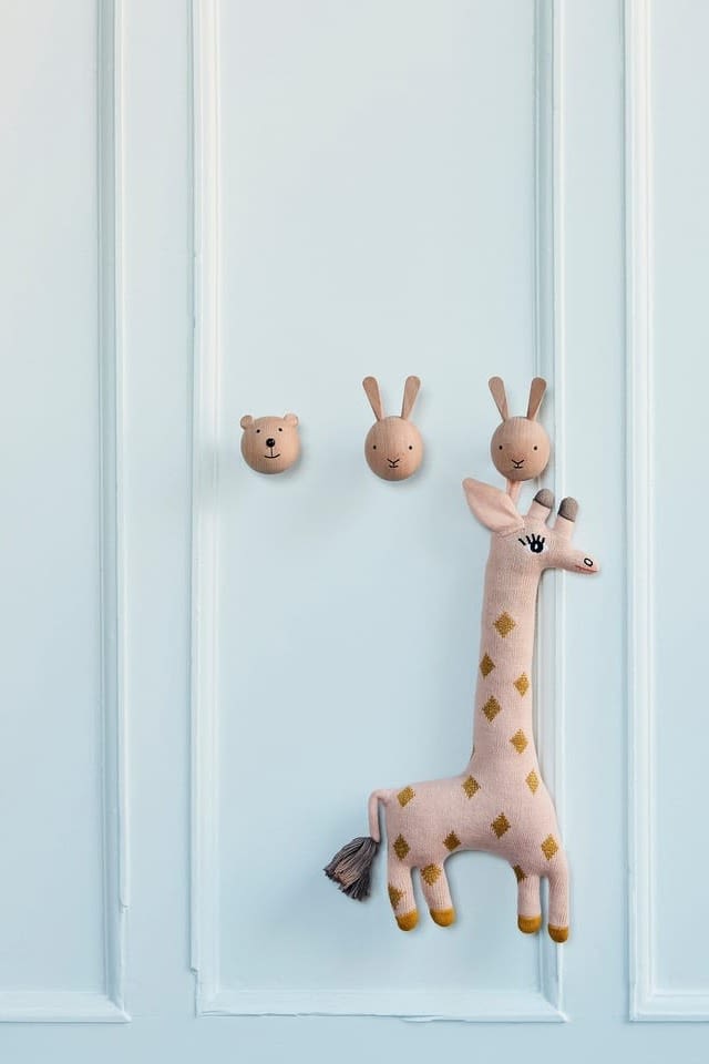 Särskilt praktiska hjälpmedel för vardagslivet är ett populärt val för presenter till babyshower. Här kan du se de små väggkrokarna i form av en björn och kanin från OYOY, som ser till att viktiga saker alltid är lättillgängliga för de nya föräldrarna, som Baby Guggi Giraff, ocks�å från OYOY.