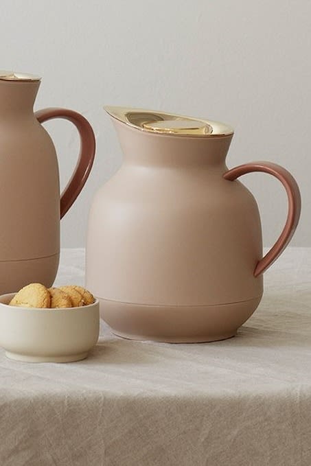 En bra present till babyshowern kan också vara en present till mamman. Nyblivna mammor bör dricka mycket, särskilt te - ge Amphora termos i soft peach från Stelton.